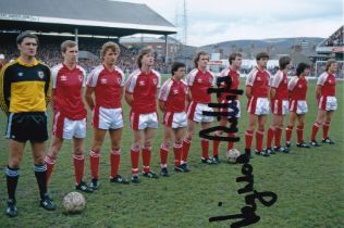 Autographed LEIGHTON PHILLIPS 6 x 4 Photo : Col, depicting Welsh players lining up shoulder to