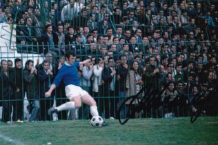 Autographed JOHNNY MORRISSEY 6 x 4 Photo : Col, depicting a superb image showing Everton outside-