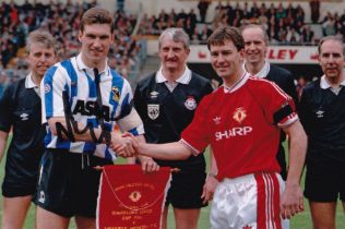 Autographed NIGEL PEARSON 6 x 4 Photo : Col, depicting Sheffield Wednesday captain NIGEL PEARSON