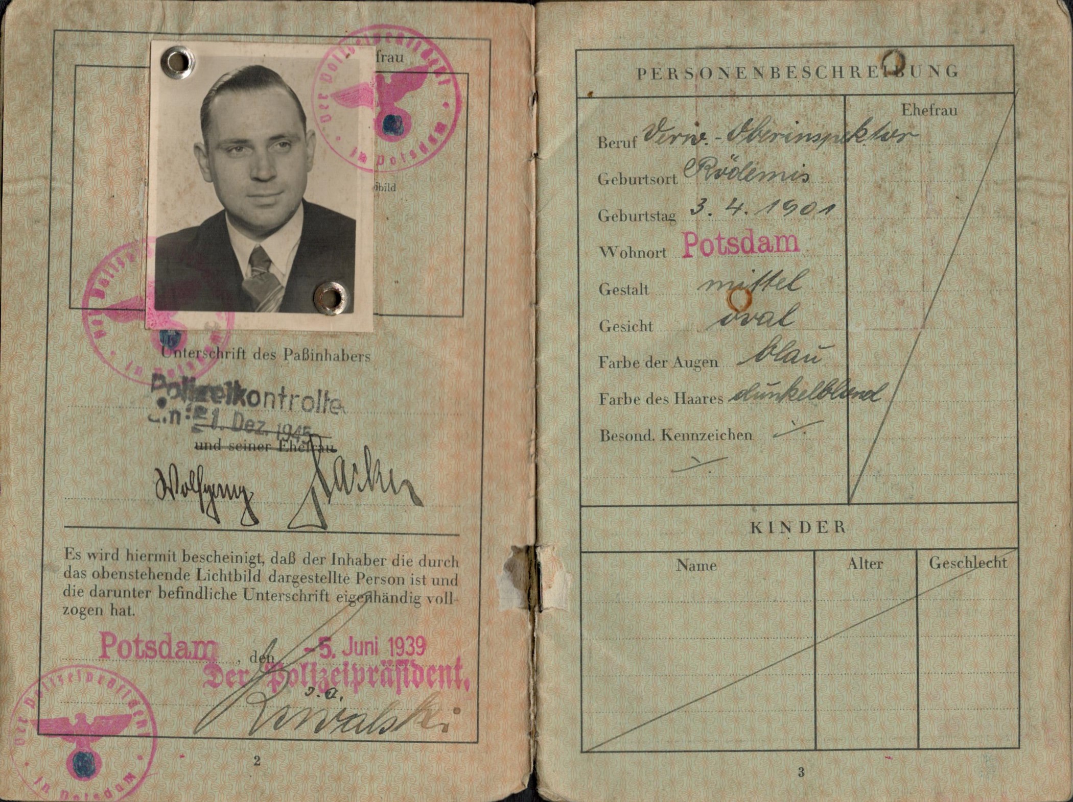 Wolfgang Hacker signed German Empire Passport (Deutsches Reich Reisepass). Good Condition. All - Bild 3 aus 6