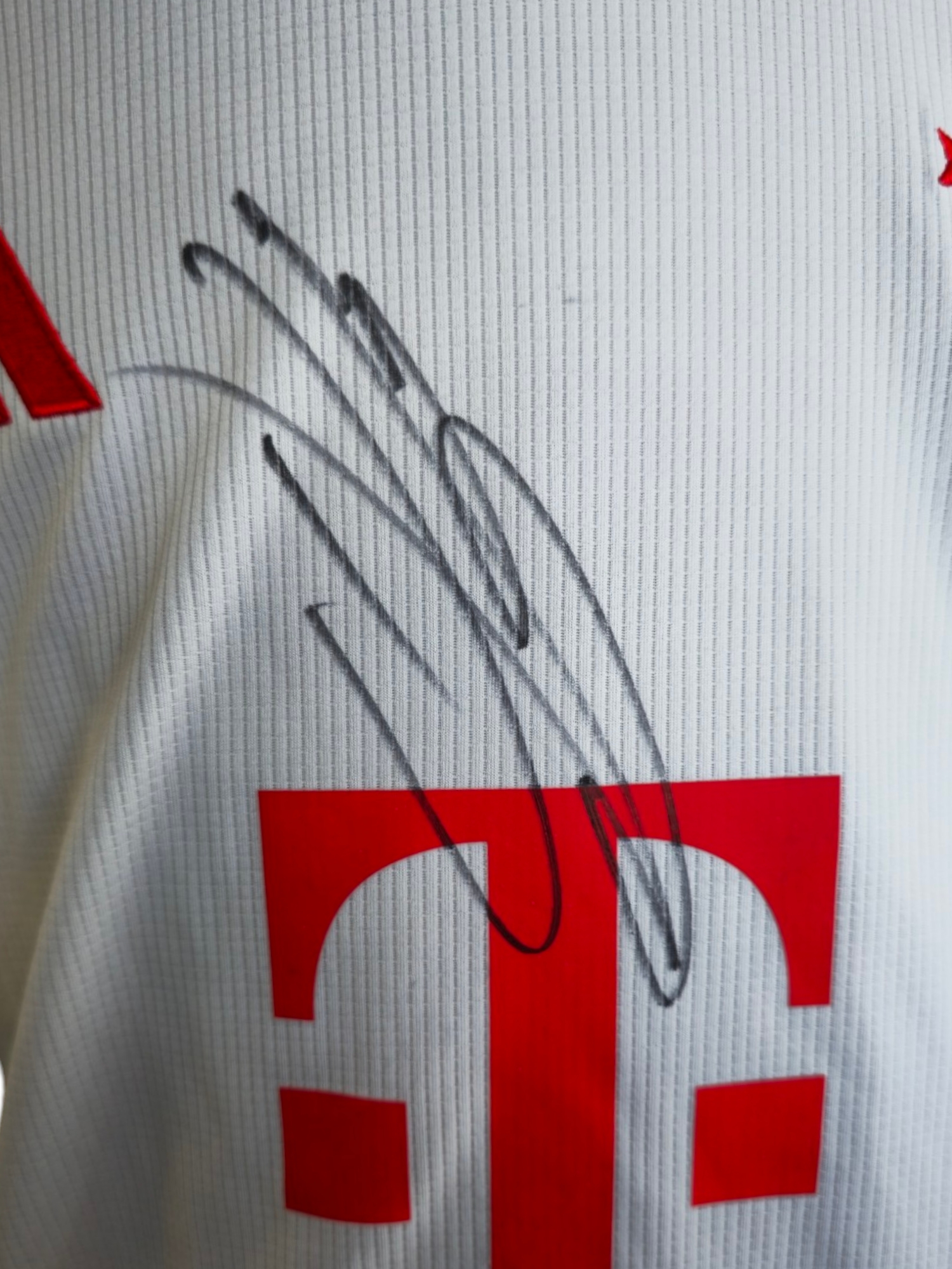 Alphonso Davies signed Bayern Munich men's shirt Adidas size medium with tags. Good Condition. All - Bild 2 aus 2