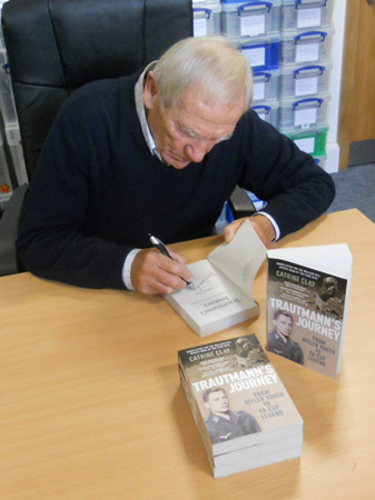 Autographed BERT TRAUTMANN Book : A softback book 'Trautmann's Journey - From Hitler Youth to FA Cup - Bild 2 aus 2