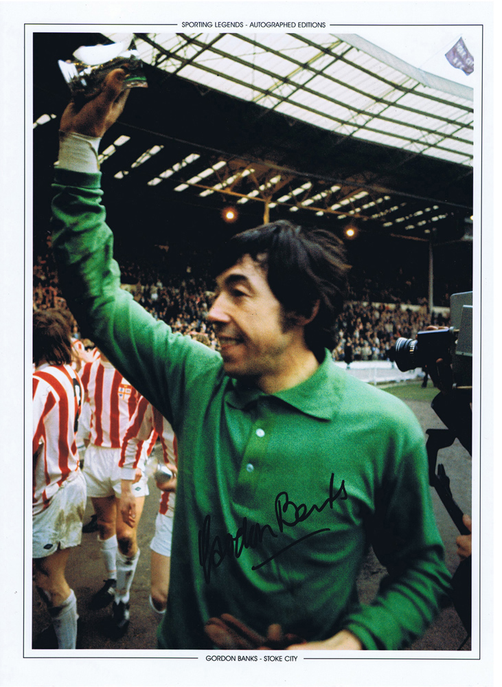 Autographed GORDON BANKS 16 x 12 Photo-Edition : Col, depicting Stoke City goalkeeper GORDON BANKS