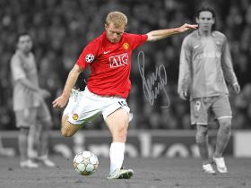 Autographed PAUL SCHOLES 16 x 12 Photo : Colorized, depicting a superb image showing Man United's