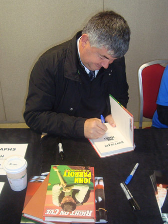 Autographed JOHN PARROTT Book : A hardback book 'Right On Cue' by former World Snooker Champion JOHN - Image 2 of 2