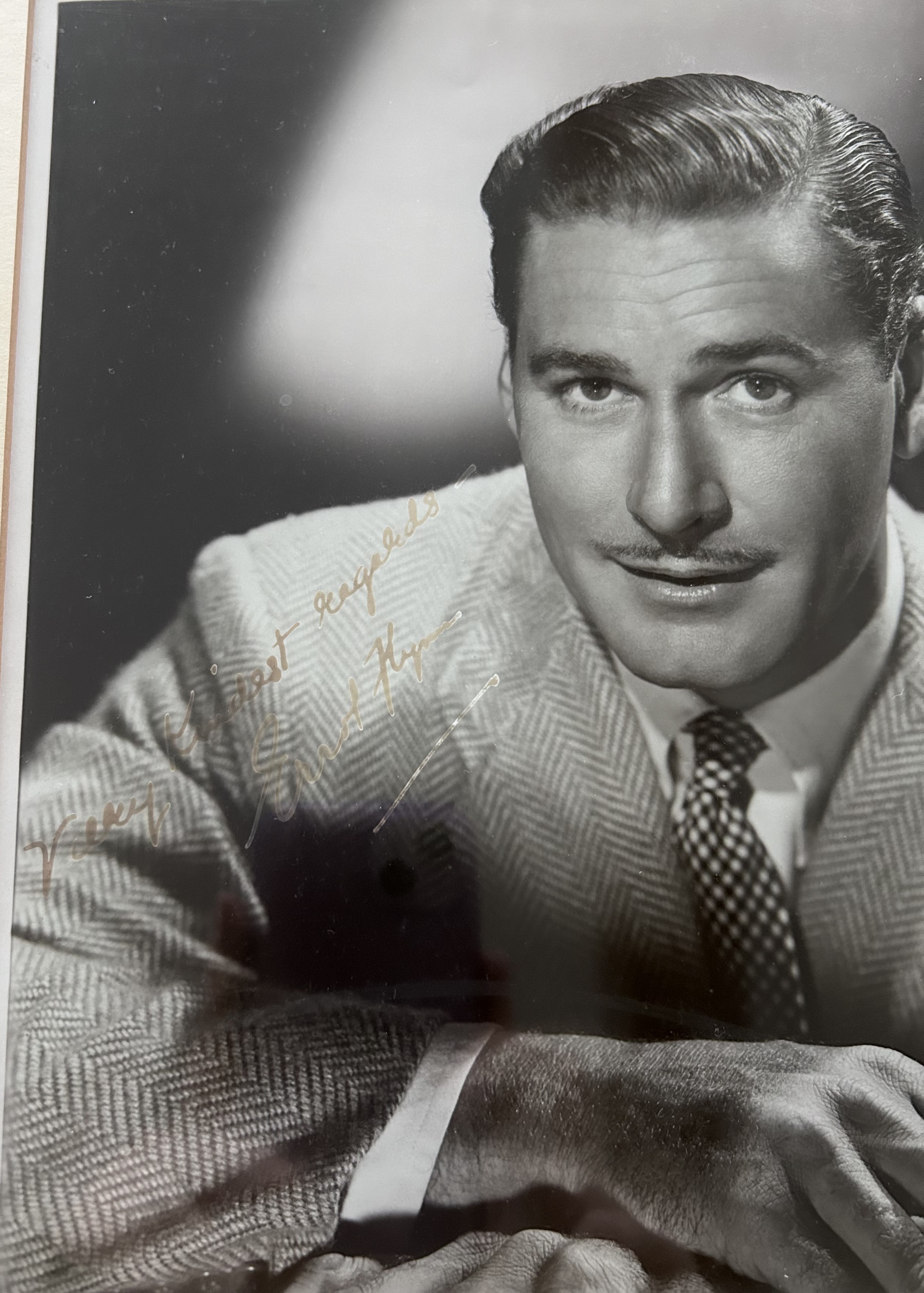 Errol Flynn signed mounted and framed black and white photo, with gold name plaque below. Measures - Bild 2 aus 2