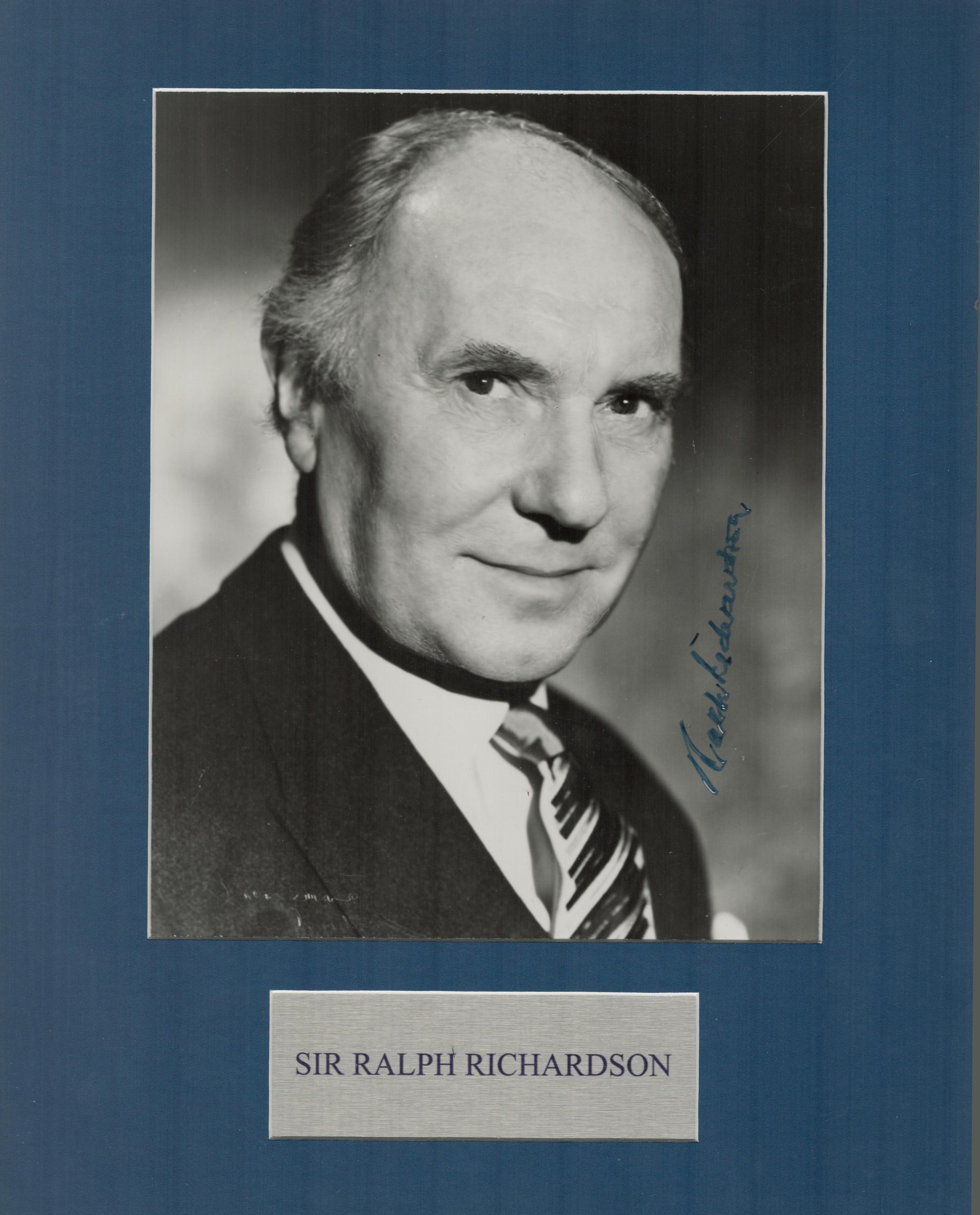 Sir Ralph Richardson signed 14x11 inch mounted black and white photo. Good Condition Est.