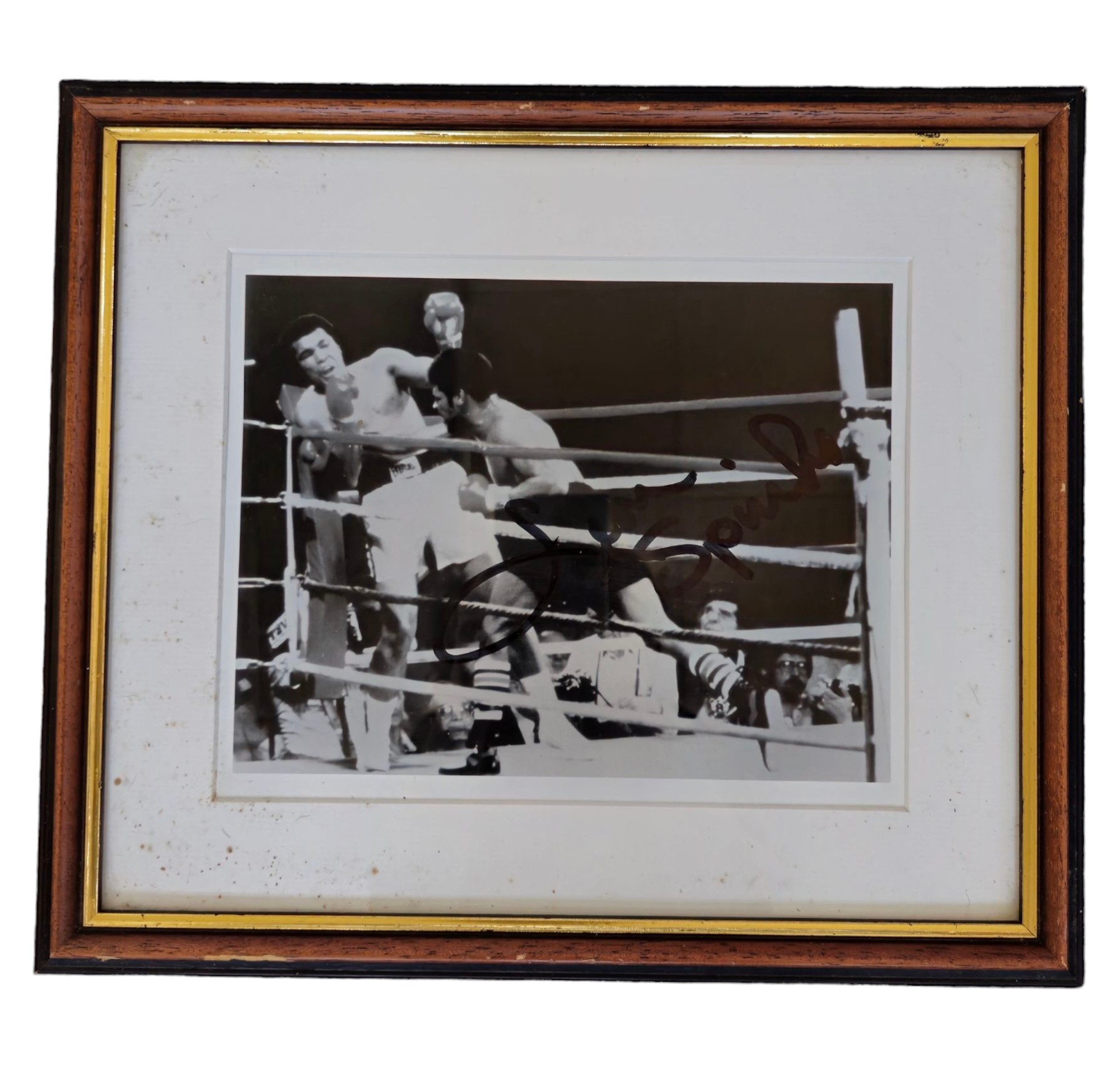 Leon Spinks signed black and white photo, Punch vs Muhammad Ali. Framed. Measures14 inch by 12-