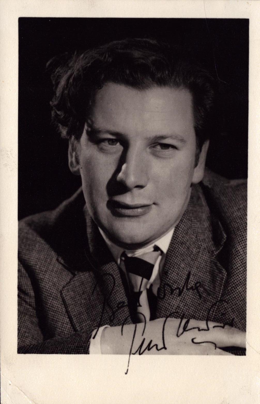 Peter Ustinov signed 5x3 inch vintage black and white photo. Good Condition. All autographs come