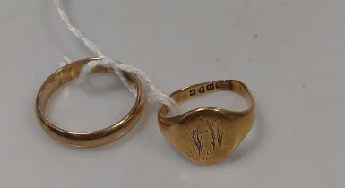 A hallmarked 18ct gold signet ring, together with a hallmarked 18ct gold wedding ring, gross