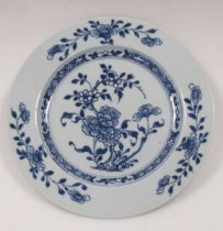 A Nanking Cargo porcelain plate, 18th century, painted with a peony motif and 3 sprays to the rim,