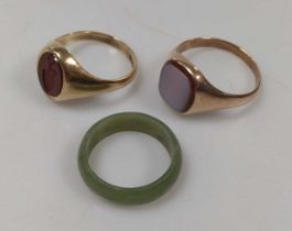 A hallmarked 9ct gold hardstone intaglio ring with crest, weight 5.8g, together with a hardstone