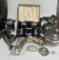 A collection of silverware including a cased cruet set, sauce boat, toast rack and flatware, 917.