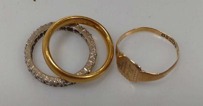 A hallmarked 22ct gold wedding ring, weight 4.1g, together with a hallmarked 9ct gold signet ring