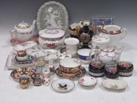 A collection of decorative porcelain to include Worcester, Wedgwood, Spode etc