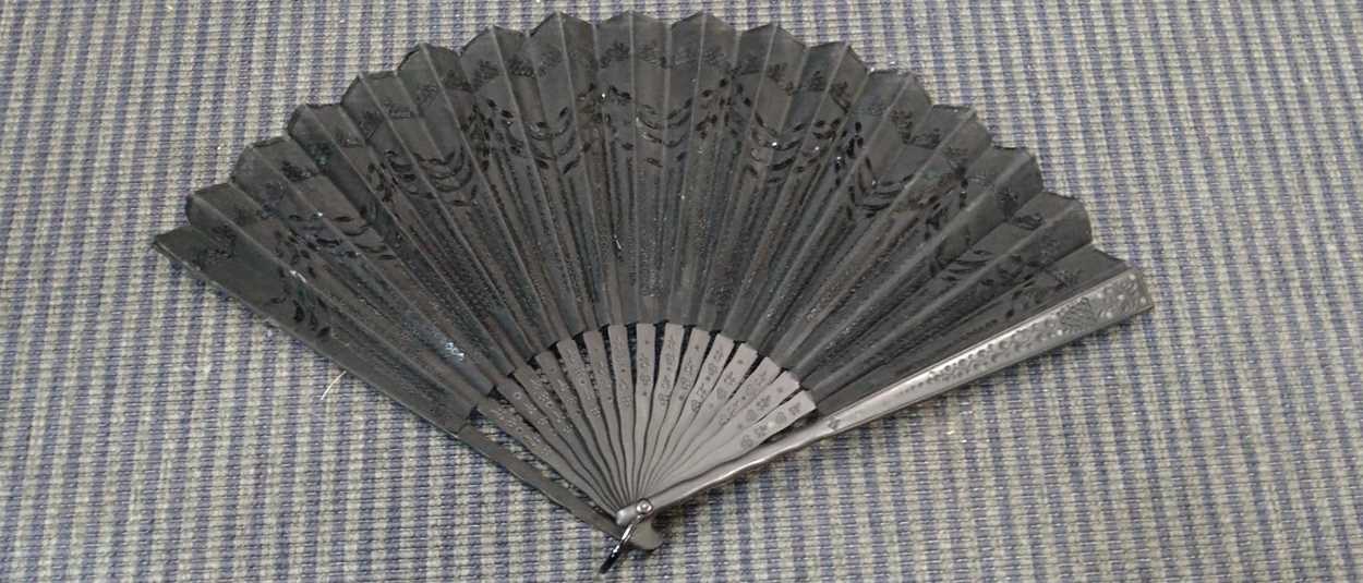 Seven fans to include a Venetian bone example inset with a mirror, one with feathers, three mother - Image 4 of 15