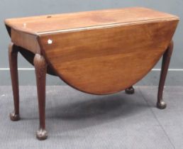 A George III style mahogany oval drop leaf table on pad feet. 69cm x 119cm x 46cm (extended 134cm)