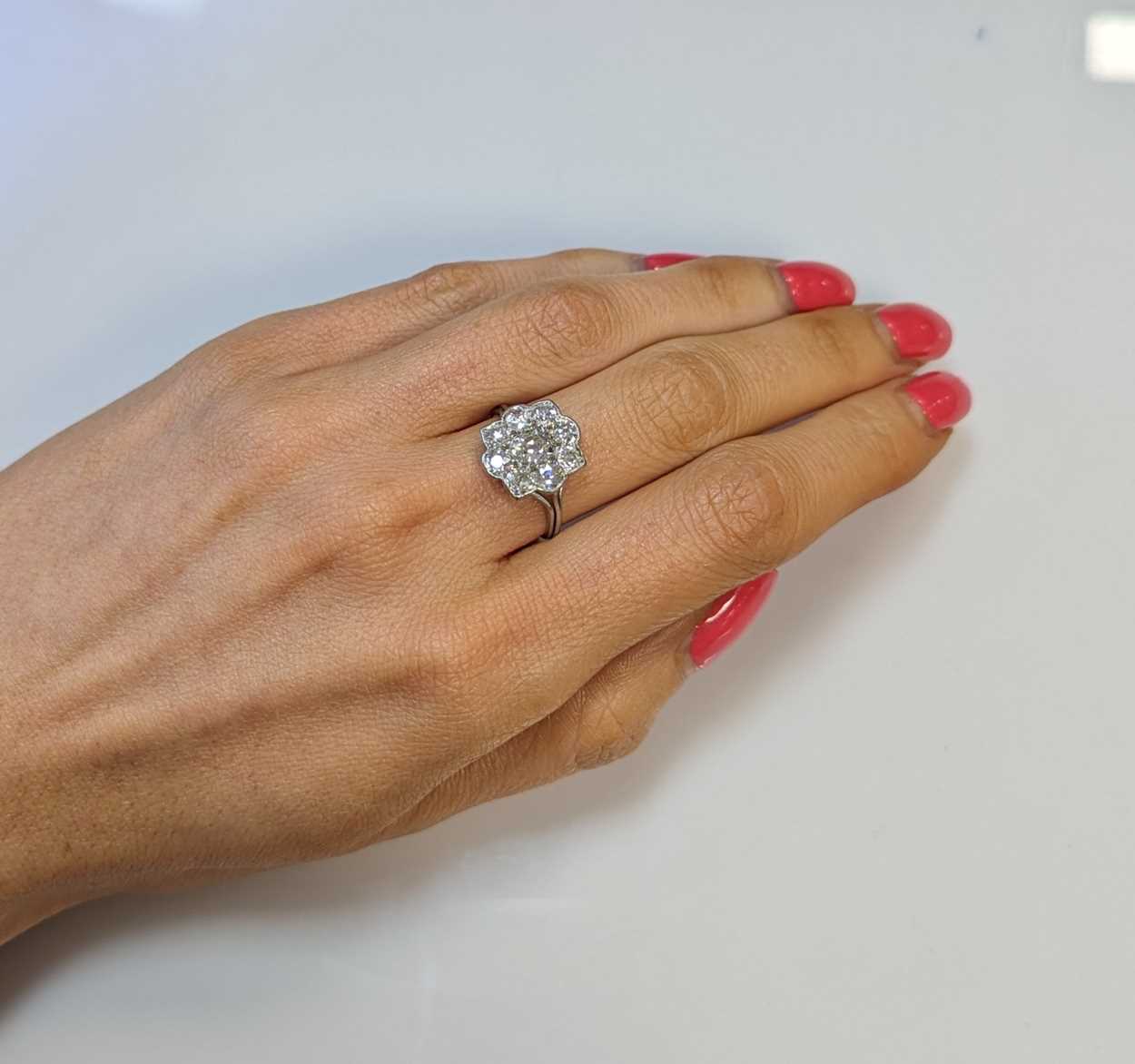 A diamond cluster ring, - Image 3 of 3