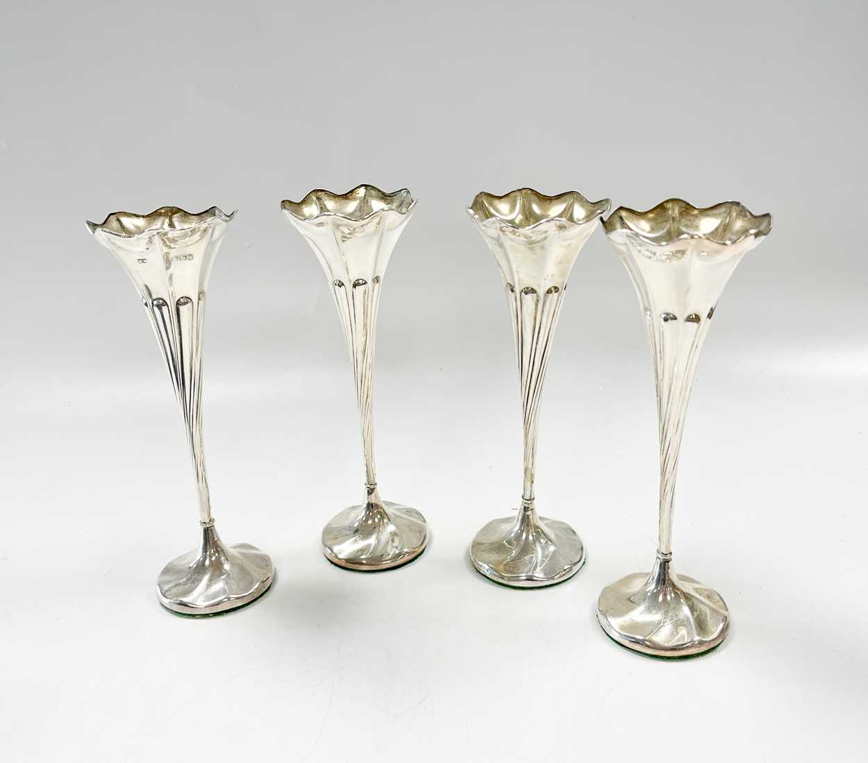 A set of four Edward VII silver spill vases in a fitted case, - Bild 2 aus 9