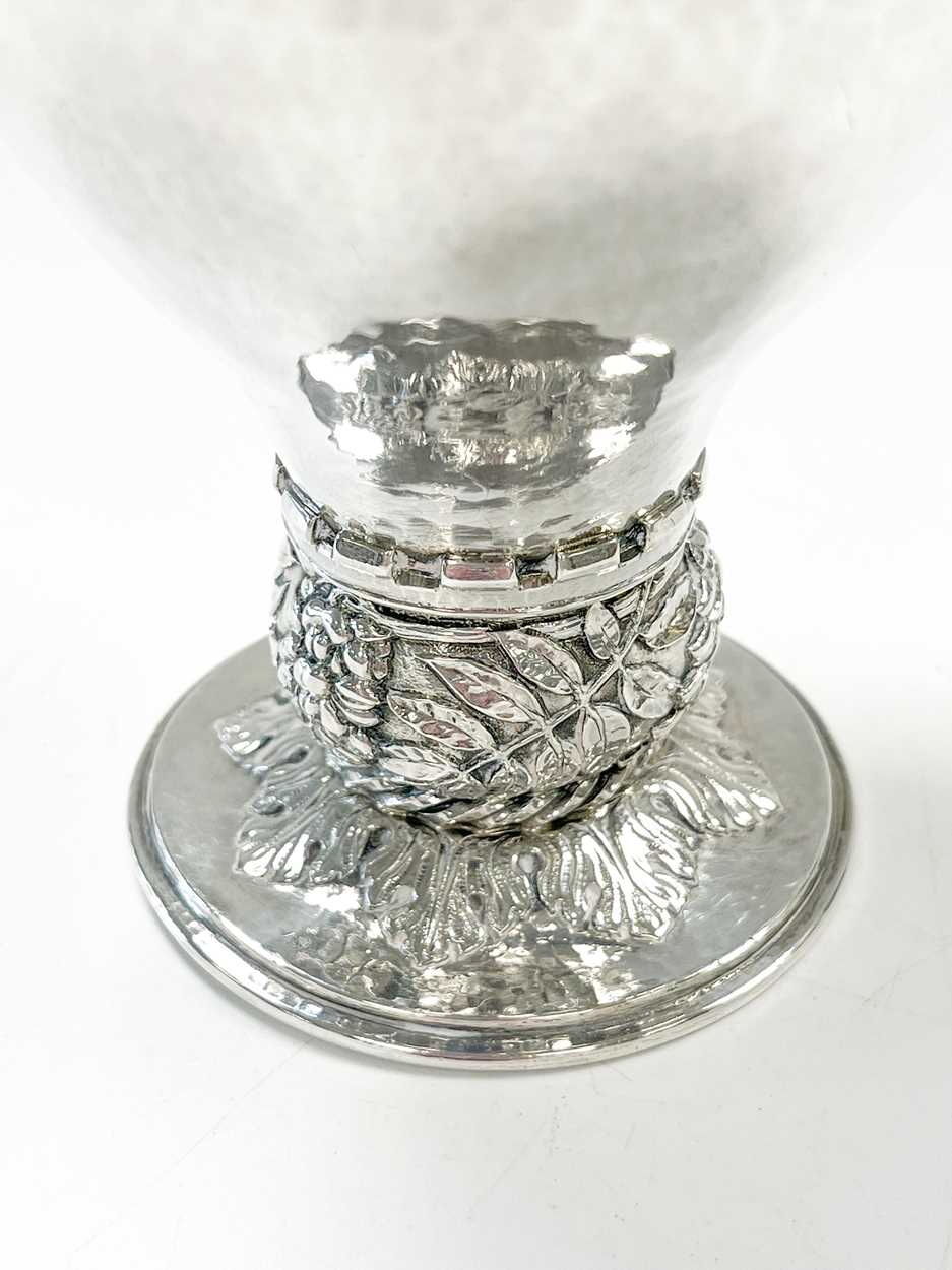 An Edward VIII silver goblet, mark of Omar Ramsden, - Bild 2 aus 5