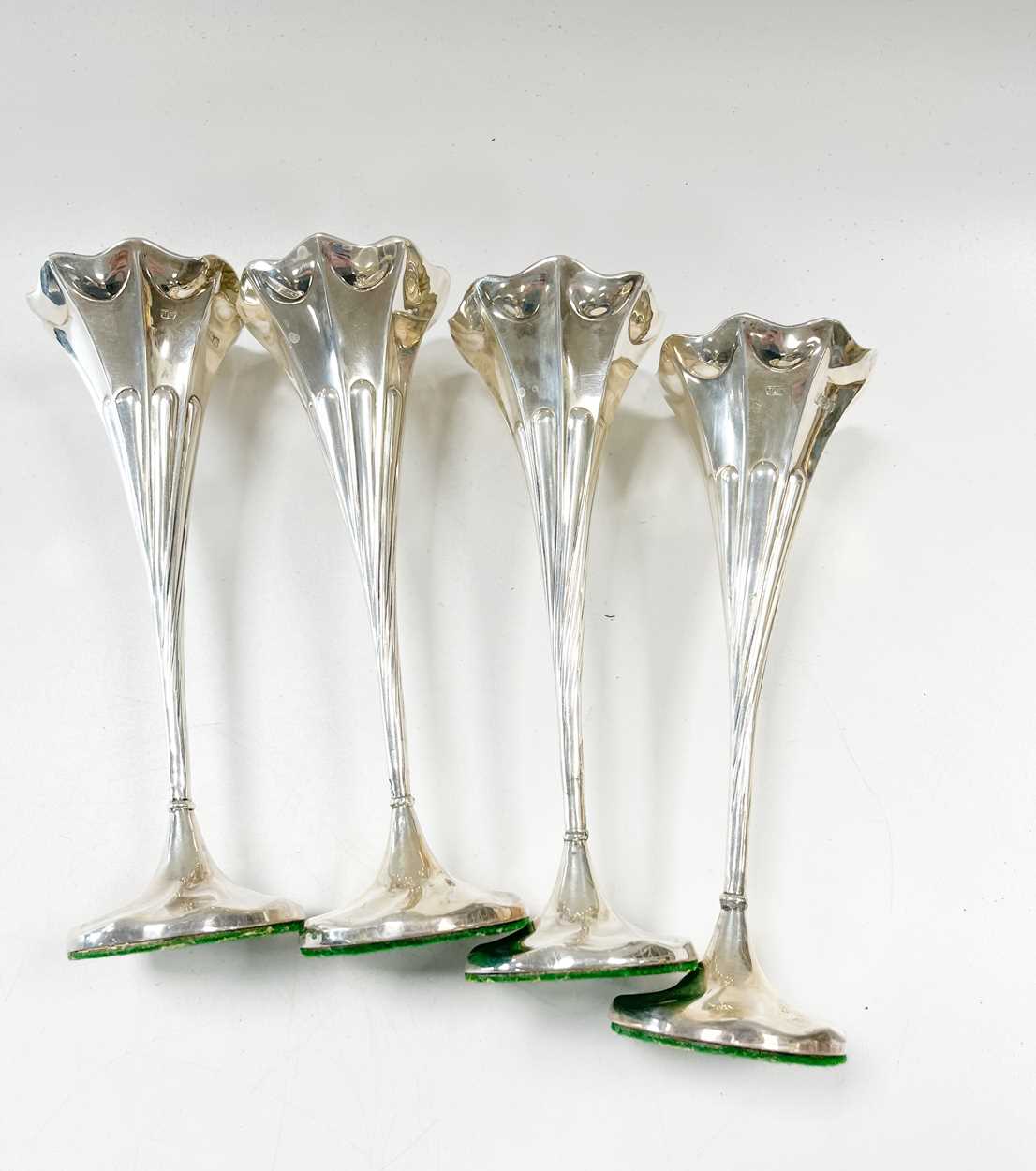 A set of four Edward VII silver spill vases in a fitted case, - Bild 4 aus 9