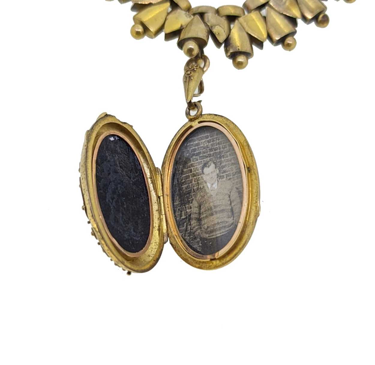 A Victorian collarette necklace and locket, - Image 4 of 4