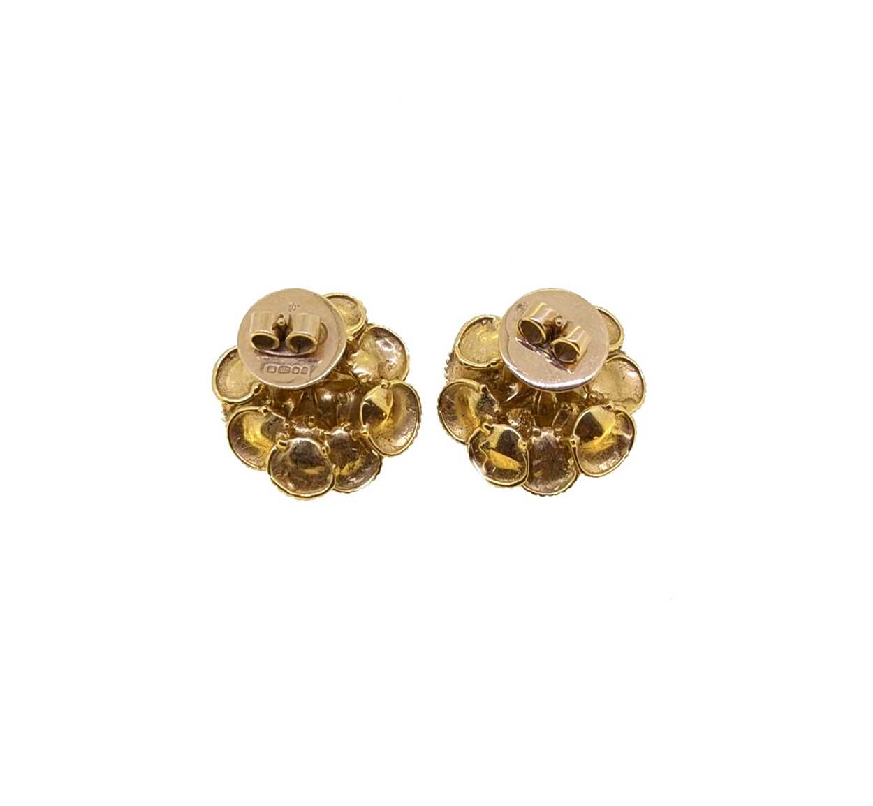 Kutchinsky - An 18ct gold flower brooch, together with a pair of matching ear studs, - Image 3 of 3