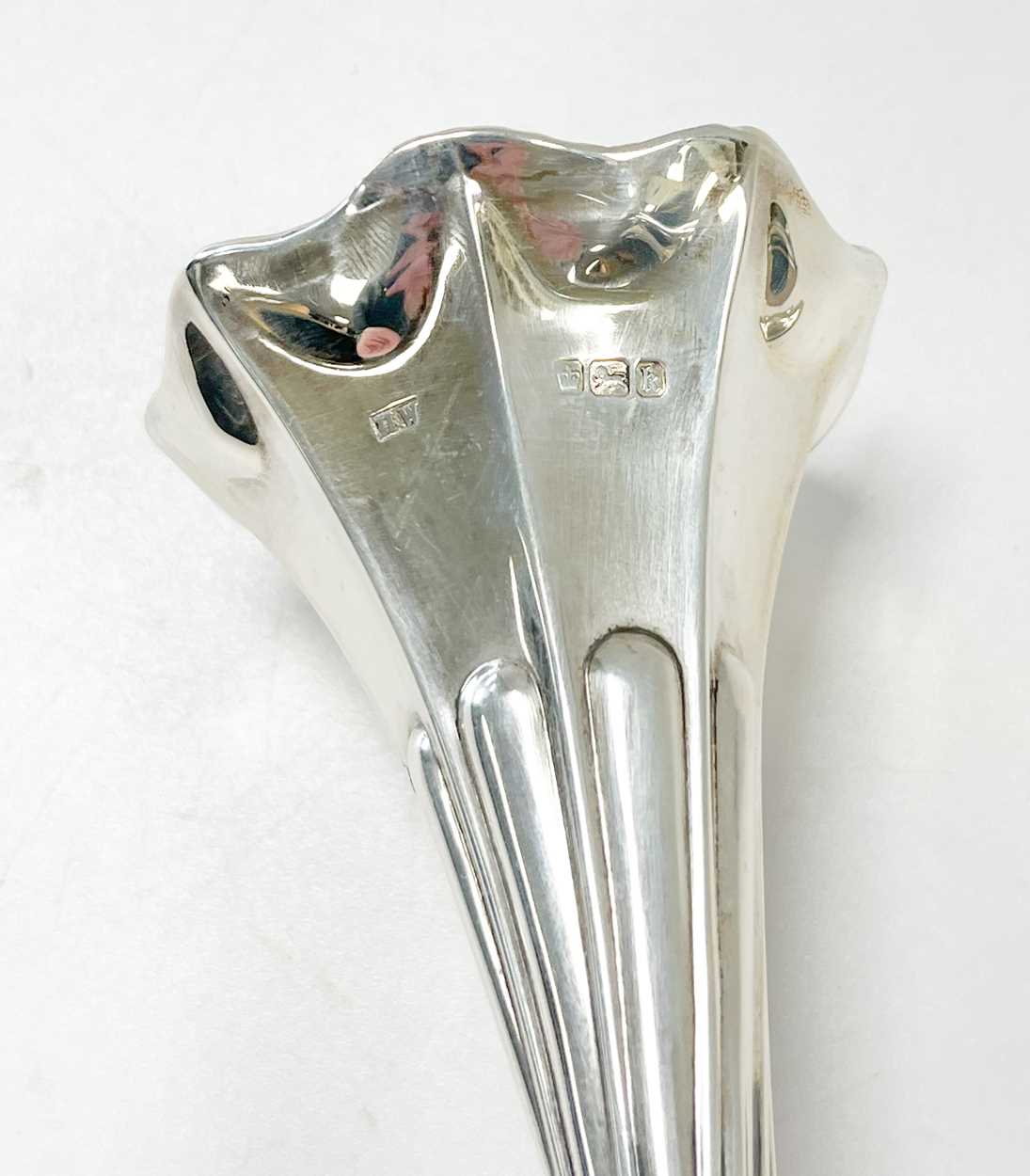 A set of four Edward VII silver spill vases in a fitted case, - Bild 7 aus 9