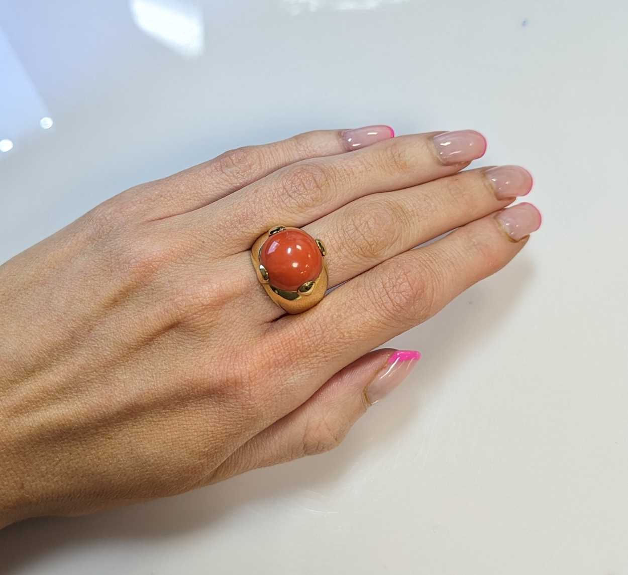 A coral dress ring, - Image 4 of 4