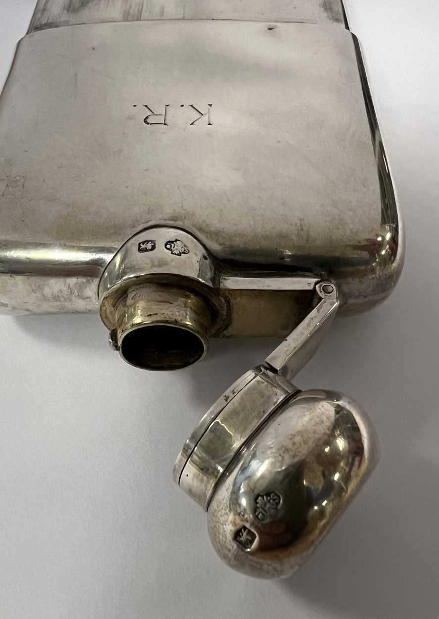 An early 20th century silver hip flask, - Bild 4 aus 6