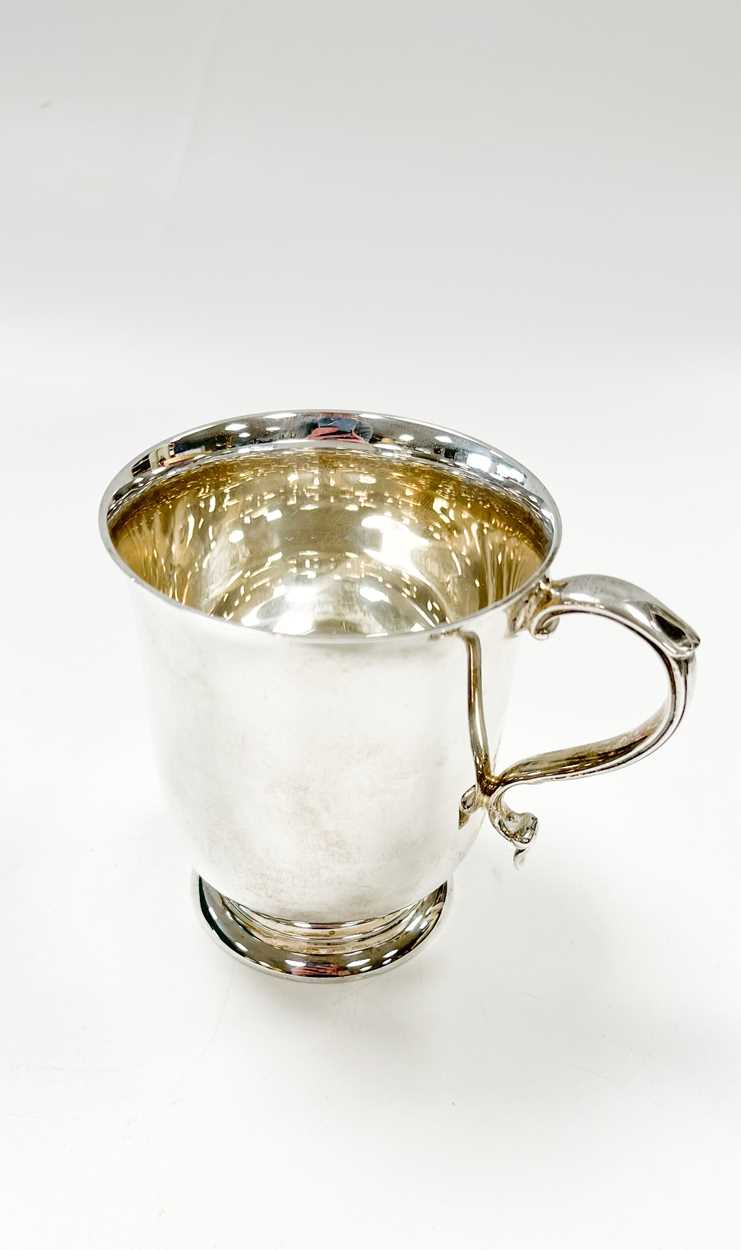 A George V silver christening tankard. - Image 2 of 6