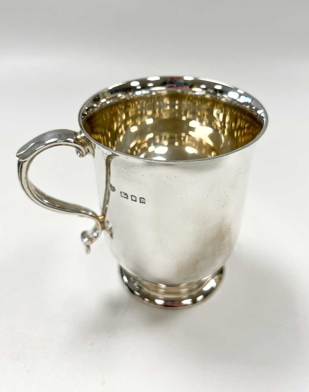 A George V silver christening tankard. - Image 3 of 6