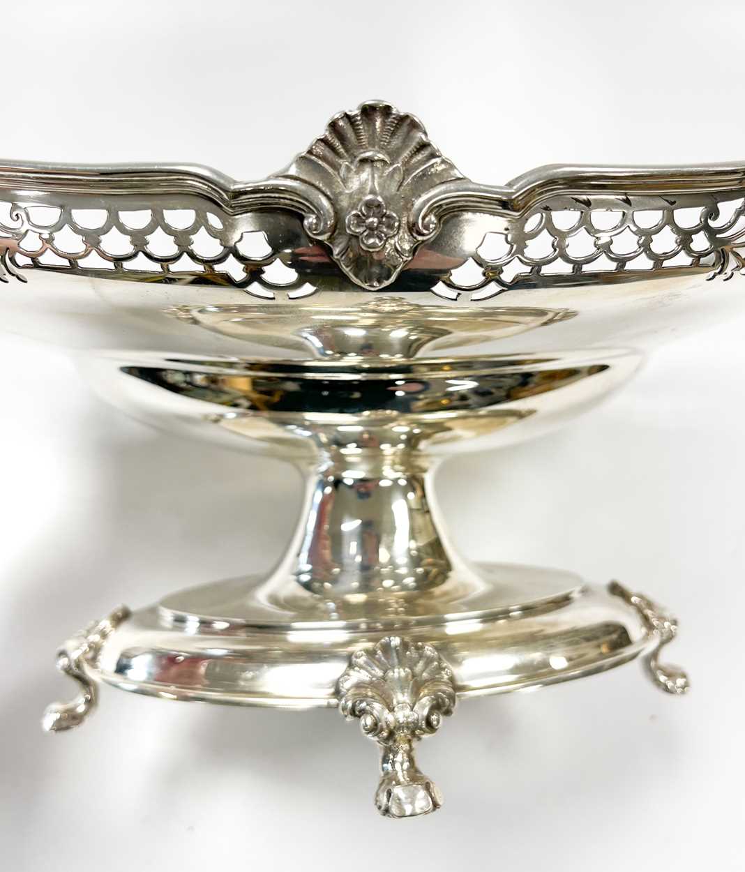 A George V silver fruit bowl - Bild 3 aus 5