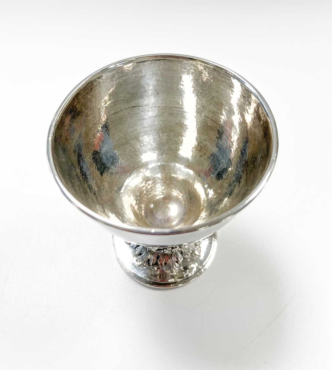 An Edward VIII silver goblet, mark of Omar Ramsden, - Bild 3 aus 5