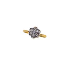 An early 20th century diamond set daisy cluster ring,