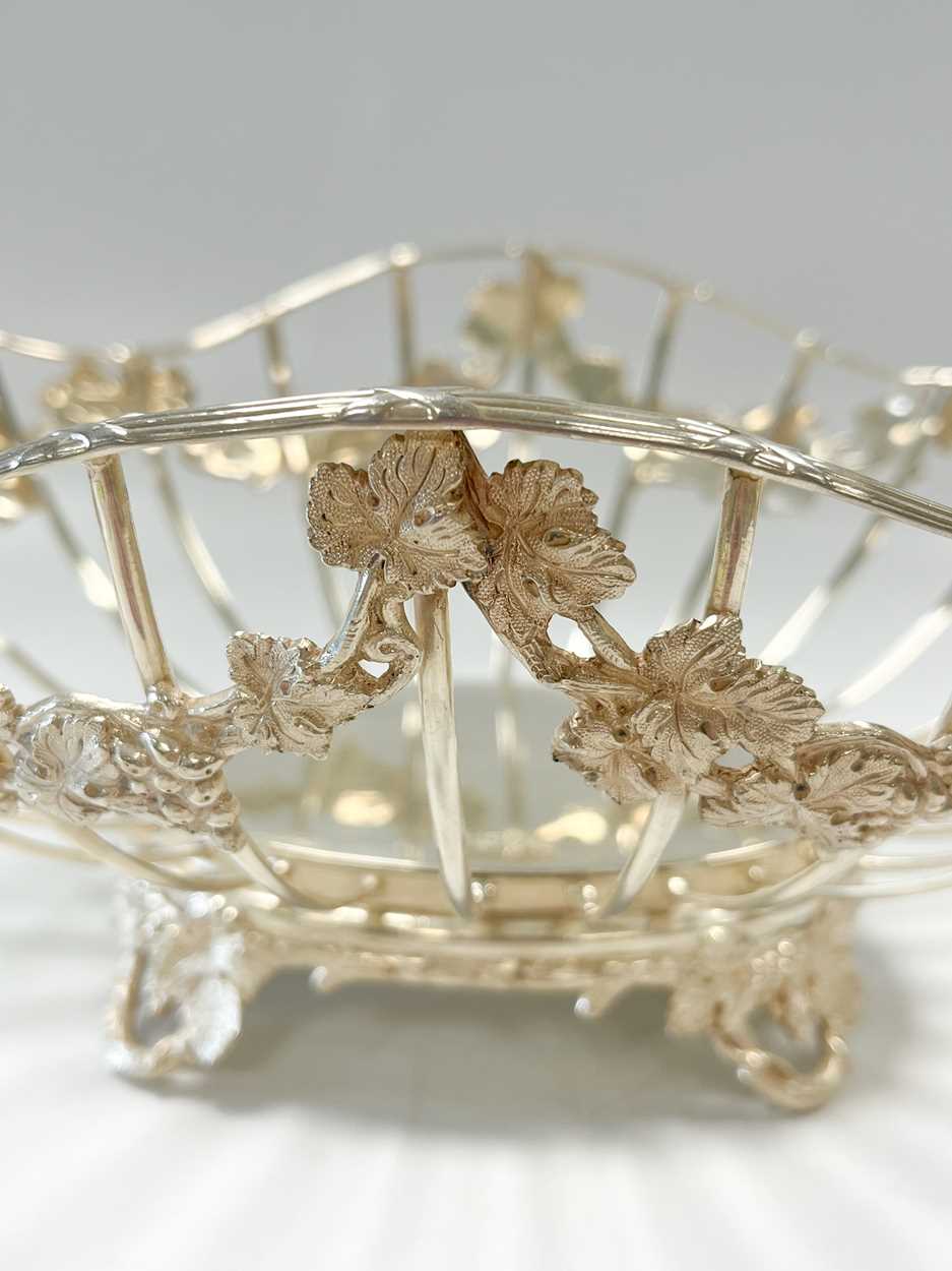 An Edward VII silver wire fruit basket, - Bild 3 aus 4