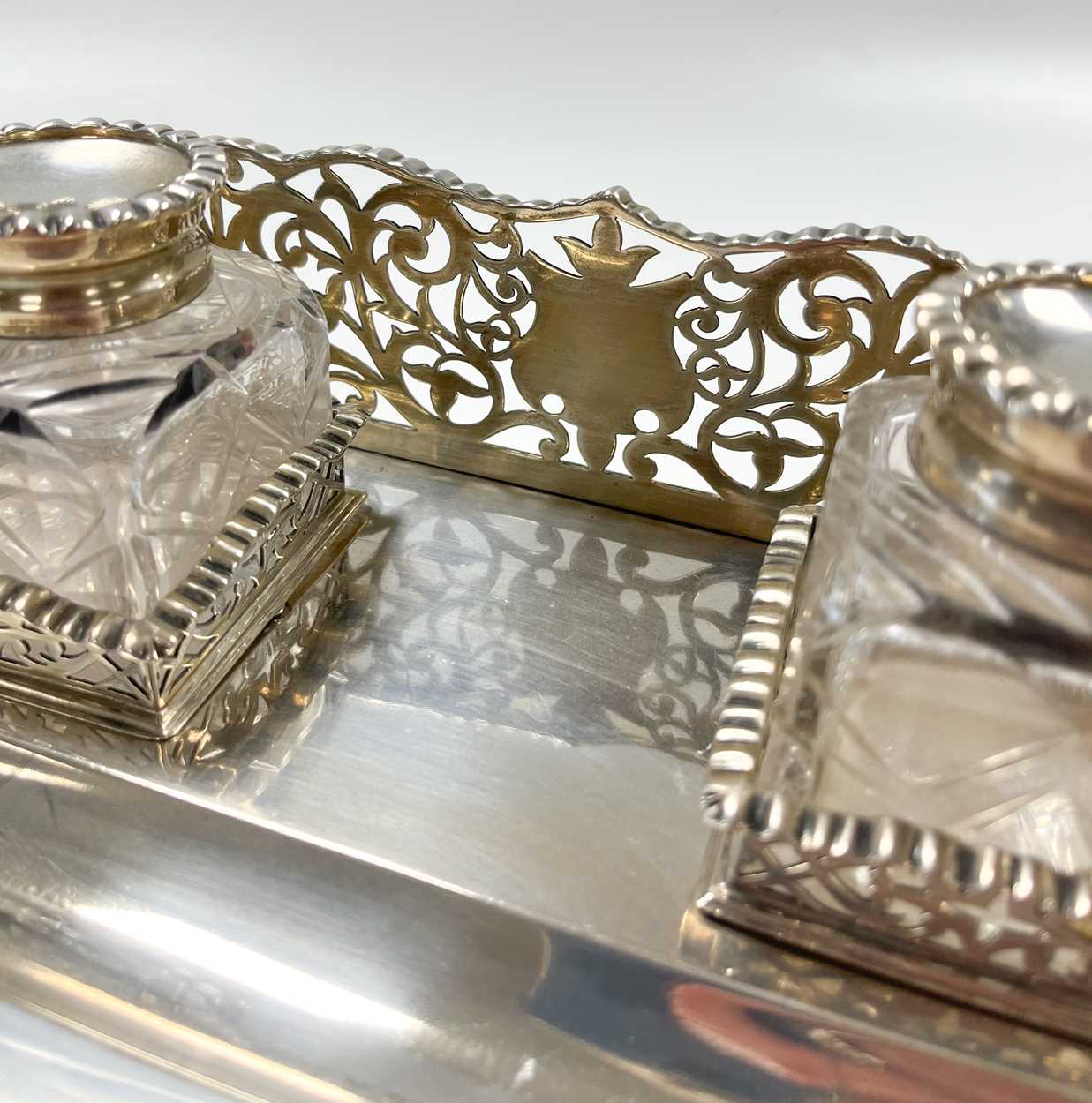 An Edward VII silver desk ink stand, - Image 5 of 7