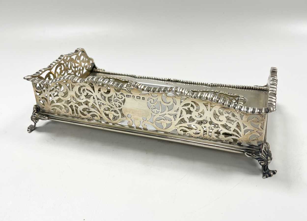 An Edward VII silver desk ink stand, - Image 7 of 7