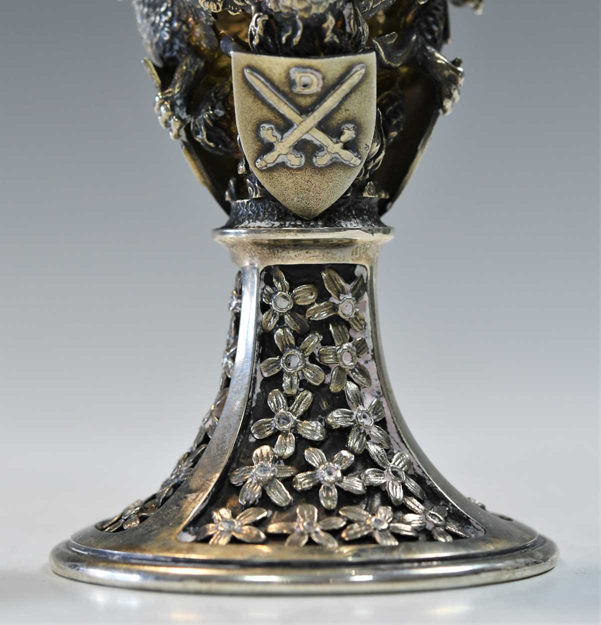 An Elizabeth II silver commemorative goblet, - Bild 7 aus 9