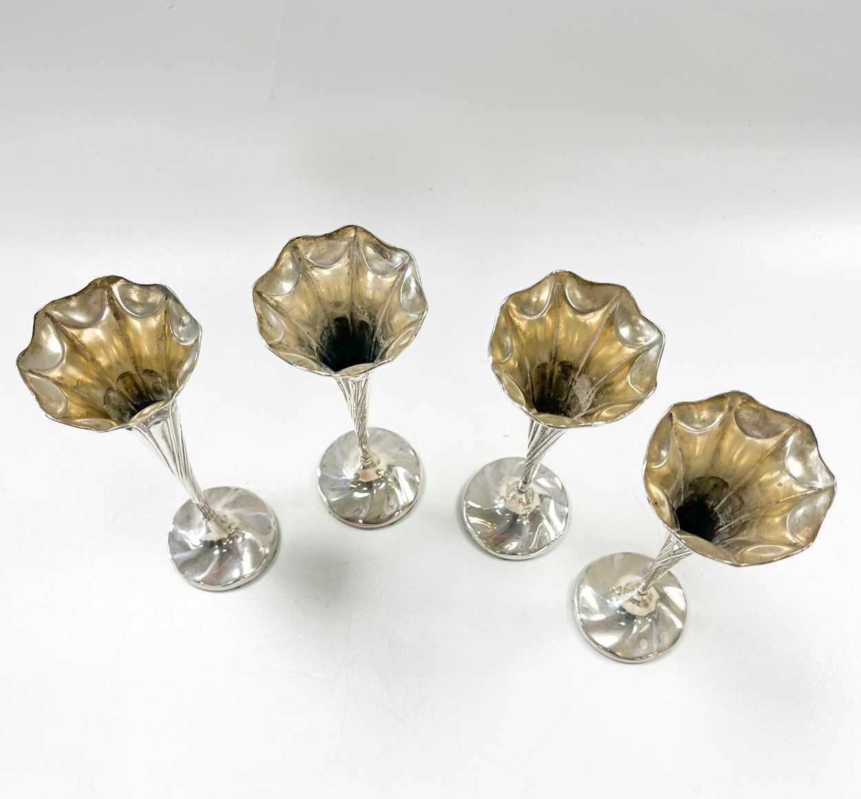 A set of four Edward VII silver spill vases in a fitted case, - Bild 3 aus 9