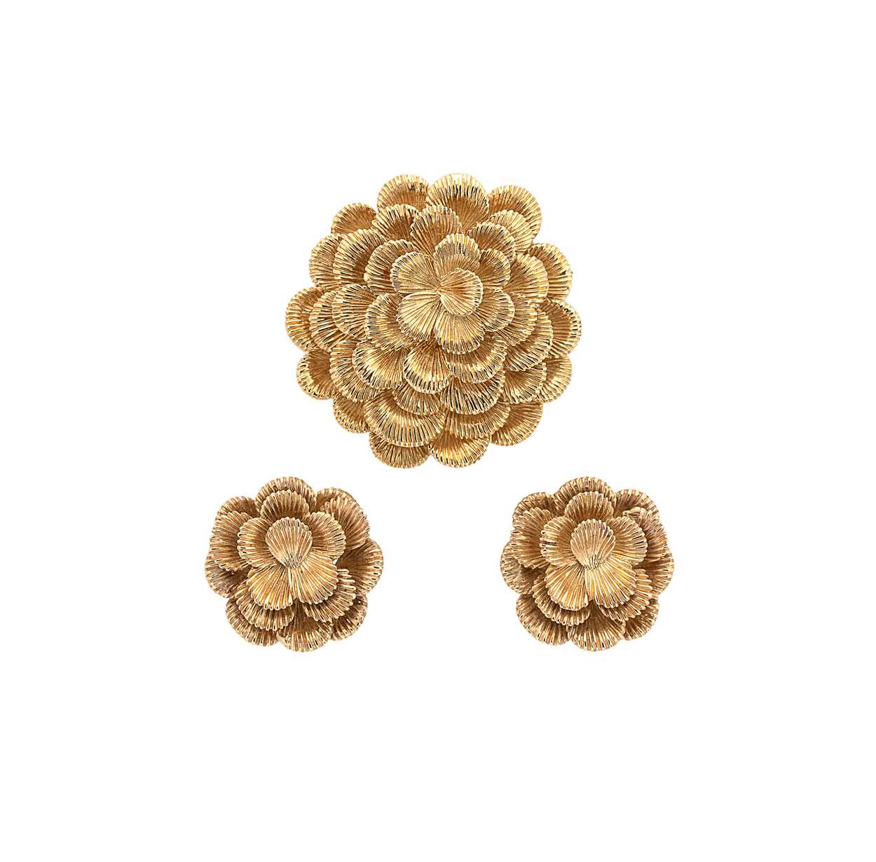 Kutchinsky - An 18ct gold flower brooch, together with a pair of matching ear studs,