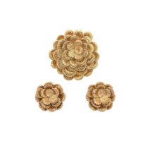 Kutchinsky - An 18ct gold flower brooch, together with a pair of matching ear studs,