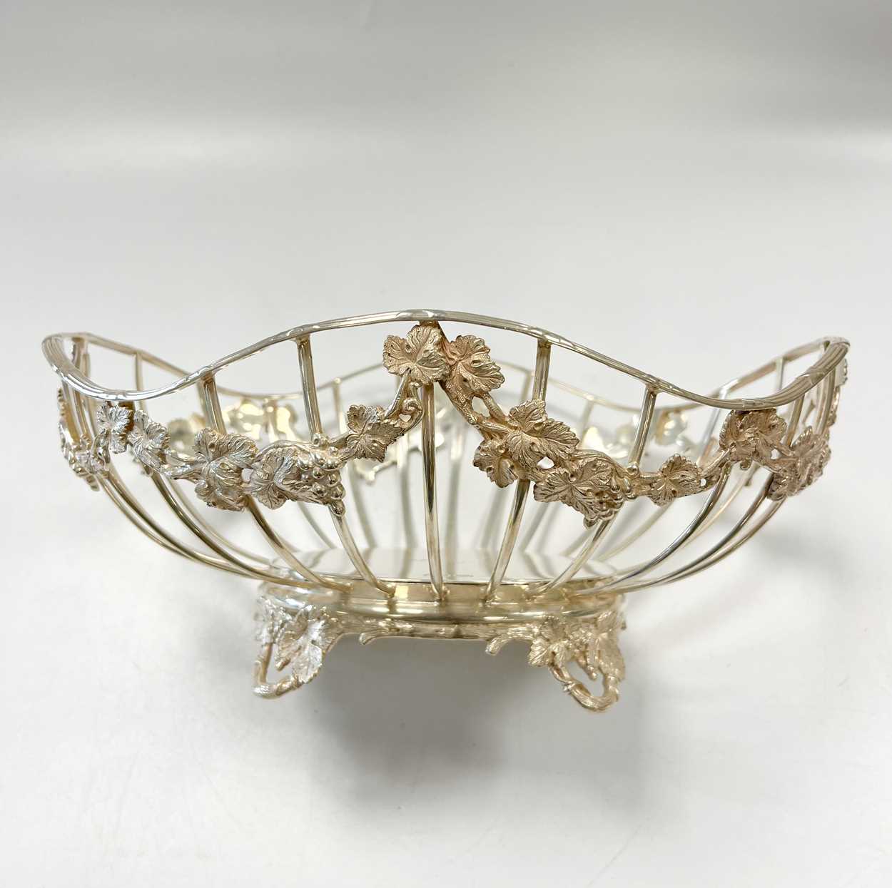 An Edward VII silver wire fruit basket, - Bild 2 aus 4