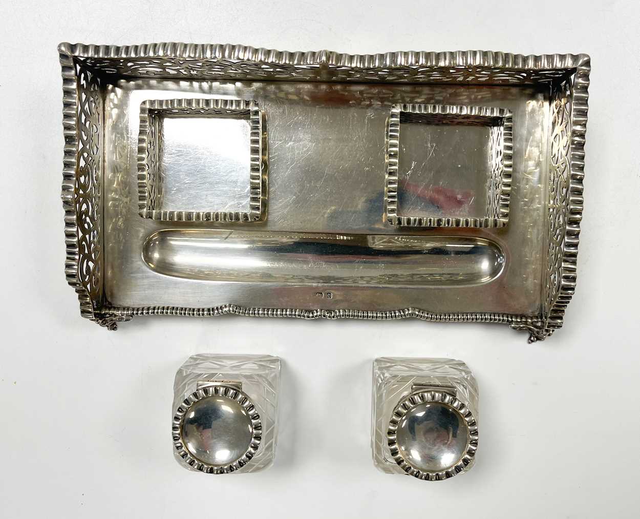 An Edward VII silver desk ink stand, - Image 4 of 7