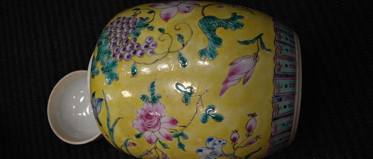 Asian ceramics to include a Chinese rouleau vase (restored), a 20th century punch bowl, yellow - Image 27 of 27