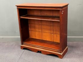 A mahogany open bookcase, 19th century, 106 x 107 x 38cm