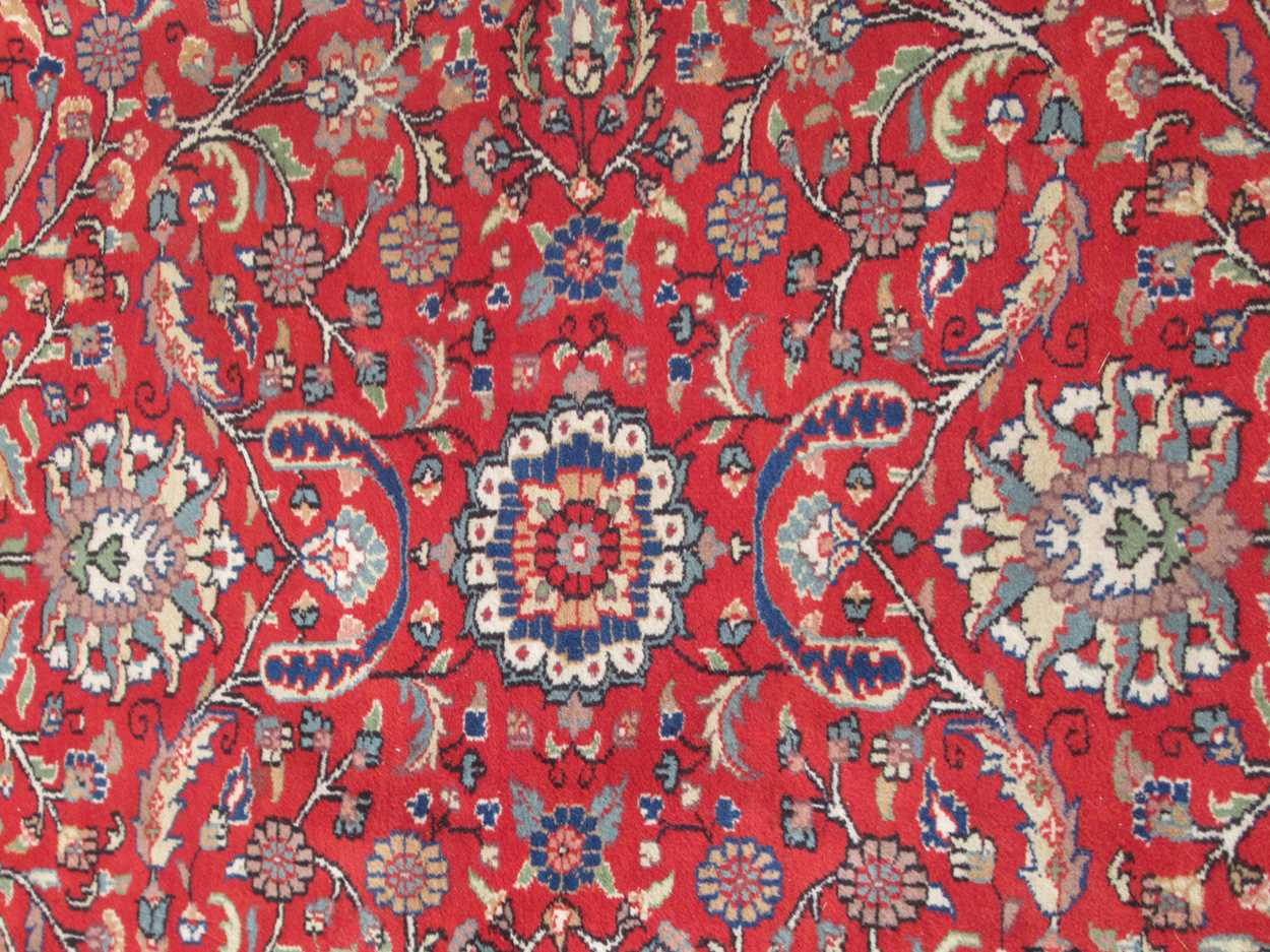 A mahal rug with a red ground colour 304 x 242 cm - Image 2 of 4