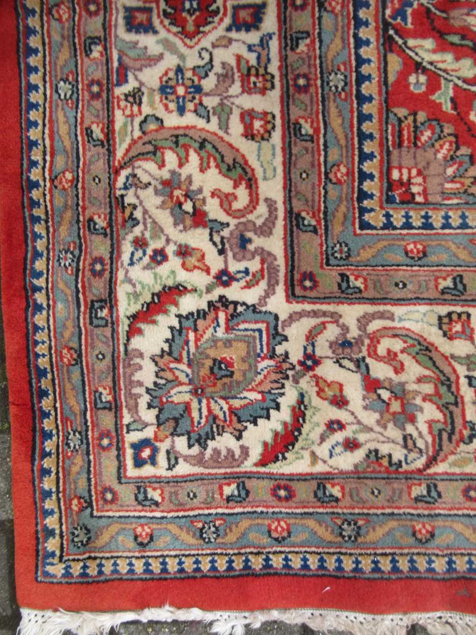 A mahal rug with a red ground colour 304 x 242 cm - Image 4 of 4