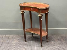 A French kidney shaped mahogany and brass mounted 2 tier table 73 x 56cm