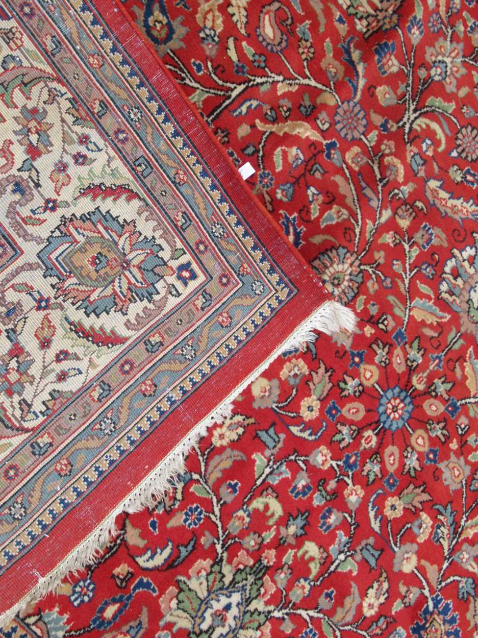 A mahal rug with a red ground colour 304 x 242 cm - Image 3 of 4